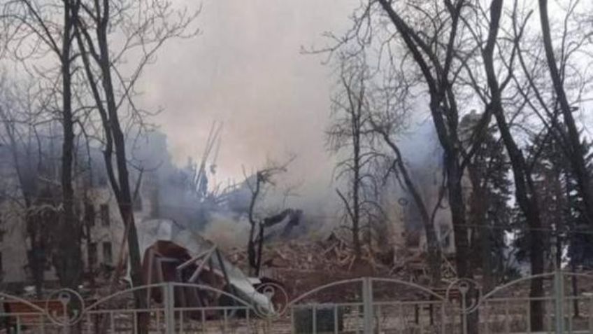 ¡Terrible! Tropas rusas atacan teatro de Mariúpol; servía como refugio de centenares de civiles