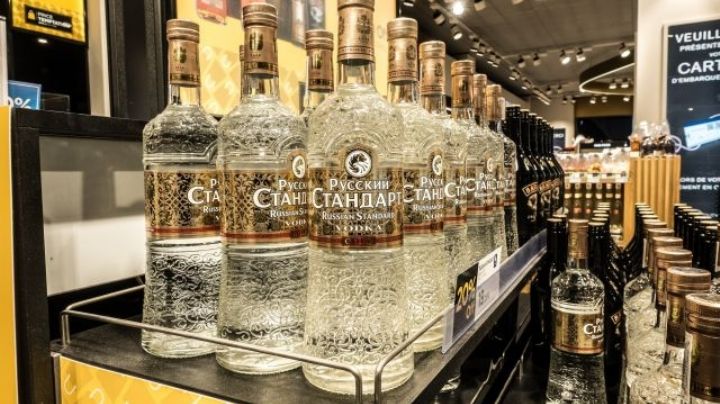 Solidaridad con Ucrania: EU y Canadá dejan de vender vodka ruso; bares y restaurantes no lo sirven