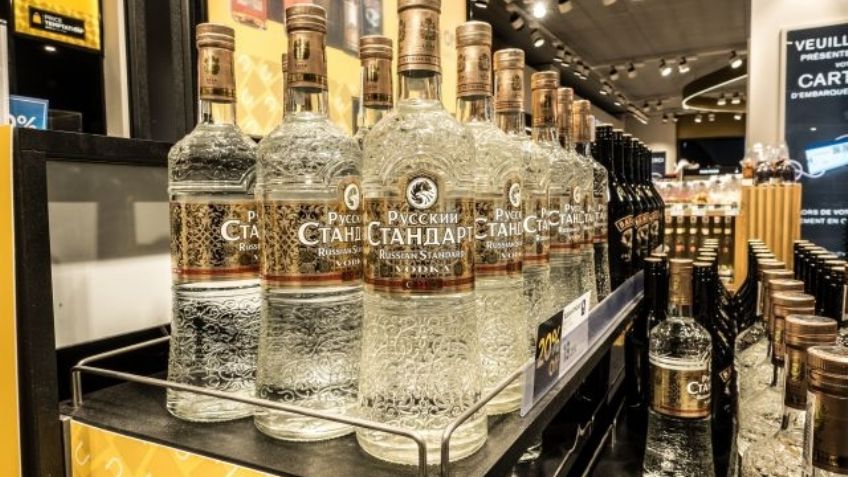 Solidaridad con Ucrania: EU y Canadá dejan de vender vodka ruso; bares y restaurantes no lo sirven