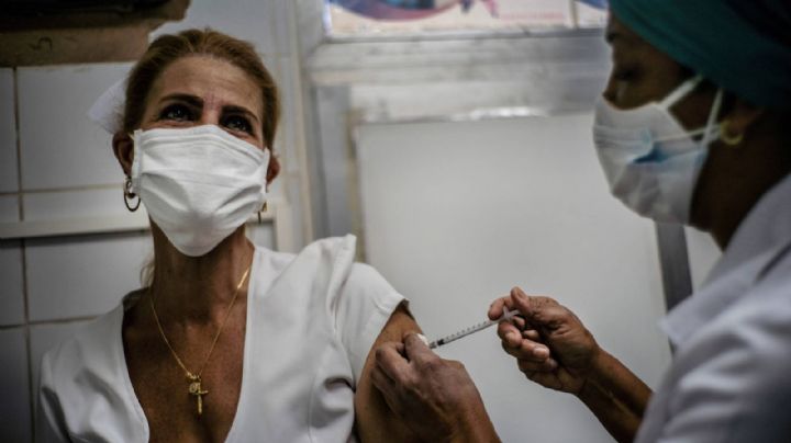 Tras alza en contagios, presidente de Cuba pide a autoridades la aprobación de la quinta dosis