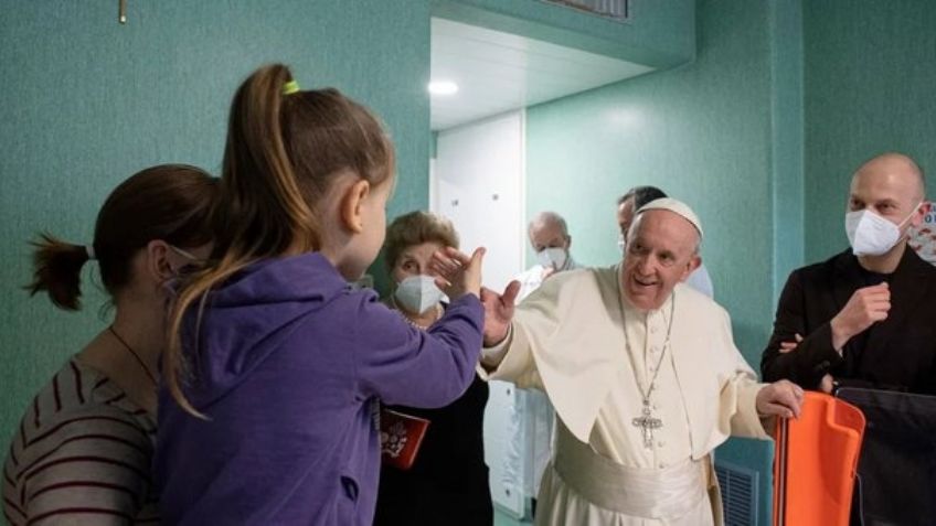 Papa Francisco acude a hospital en Roma para visitar a niños que huyeron de Ucrania