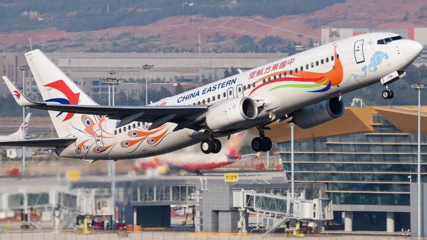 (VIDEOS) De terror: Avión con más de 130 pasajeros a bordo colisiona en el sur de China