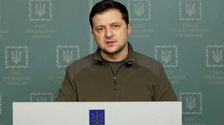 Presidente de Ucrania acusa a las tropas armadas rusas de atacar a un convoy humanitario