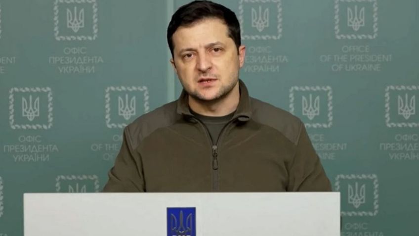 Presidente de Ucrania acusa a las tropas armadas rusas de atacar a un convoy humanitario