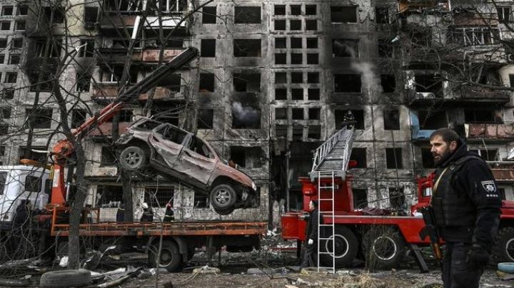 Civiles bajo fuego: Tropas rusas atacan barrio en Kiev; hay 4 personas heridas