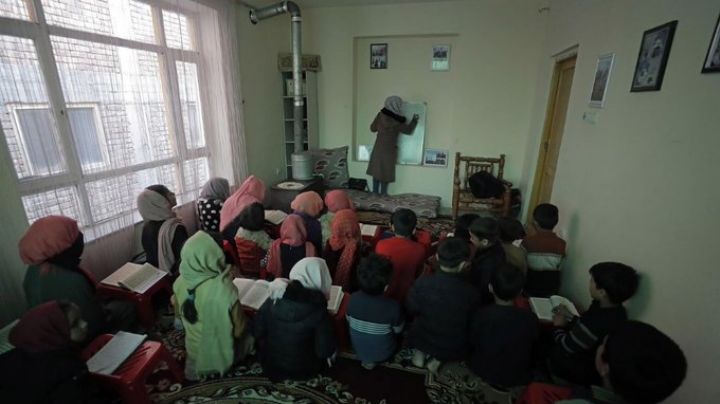 Fueron solo unas horas: Talibanes se retractan a abrir escuelas para niñas en Afganistán