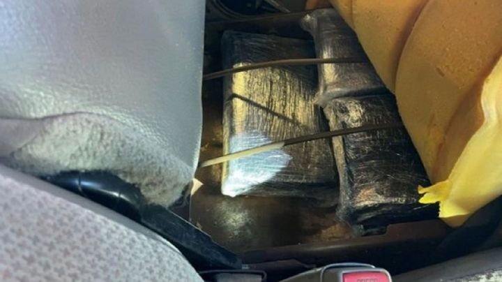 Agentes fronterizos decomisan armamento y droga escondida en vehículos en Nogales y San Luis