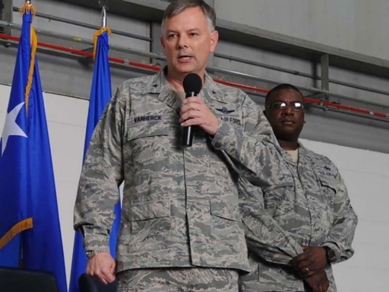 En la imagen, El jefe del Comando Norte de Estados Unidos, Glen VanHerck