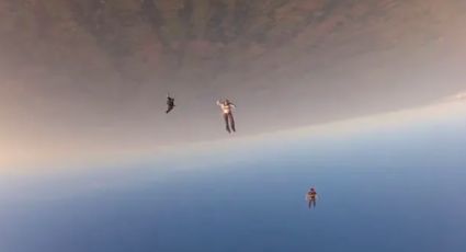 VIDEO: ¡De impacto! Paracaidistas chocan en plena caída libre; uno queda inconsciente