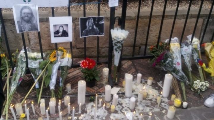 Fans despiden a Taylor Hawkins de Foo Fighters con altares en el hotel donde perdió la vida
