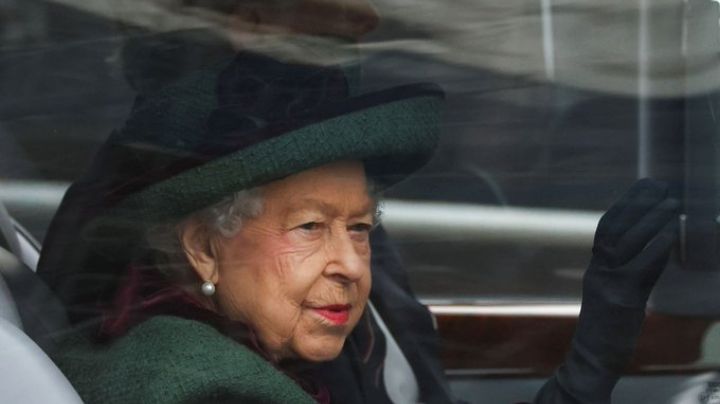 Aparece en público: Reina Isabel II acude a evento religioso tras superar Covid-19