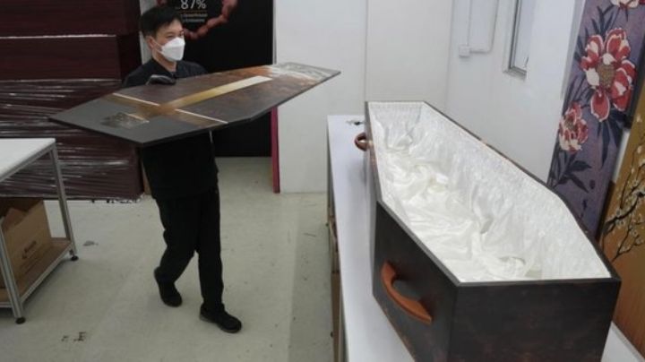 No hay abasto: Hong Kong crea ataúdes de cartón tras la demanda por muertes de  Covid-19
