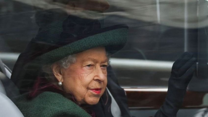 Aparece en público: Reina Isabel II acude a evento religioso tras superar Covid-19