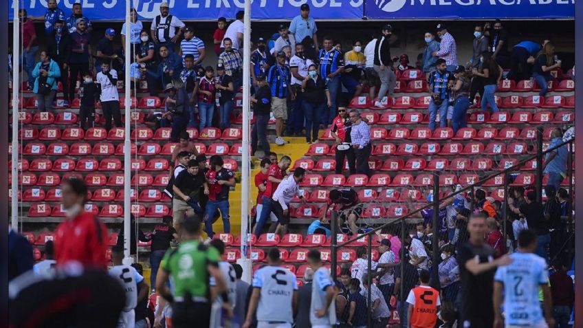 Liga MX: Barristas de Atlas y Querétaro protagonizan pelea campal e invaden cancha; reportan 17 muertos