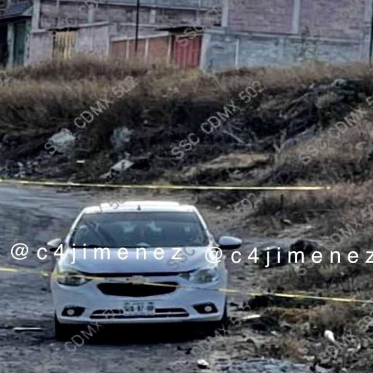 En la imagen, el vehículo donde dejaron dos cuerpos en CDMX