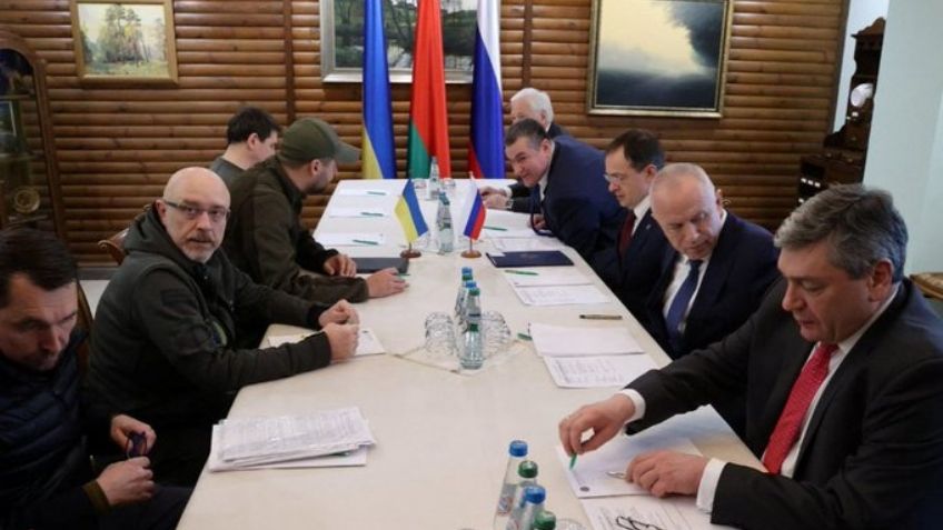 Rusia y Ucrania retoman negociaciones; Putin terminará ataques si se acatan estas condiciones