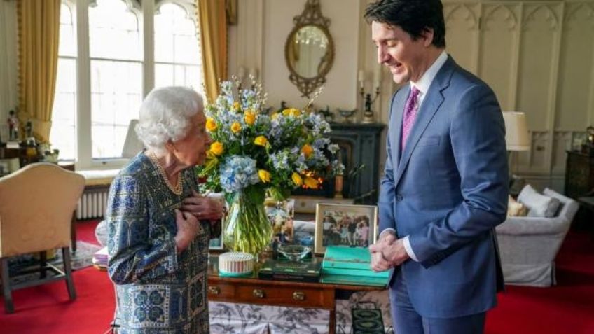FOTO: Reina Isabel II recibe a Justin Trudeau tras aislarse por Covid-19