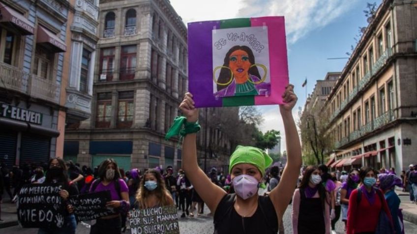 (VIDEO) Indignante: Reportero llama "feminazis" a participantes durante marcha del 8M