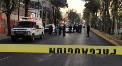 A plena luz del día: Atacan a balazos a pareja que circulaba por calles de la CDMX; uno murió