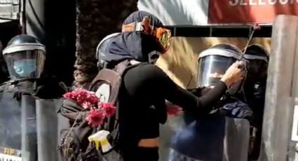 VIDEO: Colectivo feminista regala flores a mujeres policías que resguardan la macha en CDMX