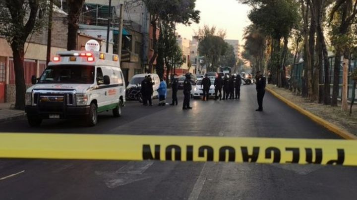A plena luz del día: Atacan a balazos a pareja que circulaba por calles de la CDMX; uno murió
