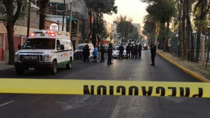 A plena luz del día: Atacan a balazos a pareja que circulaba por calles de la CDMX; uno murió