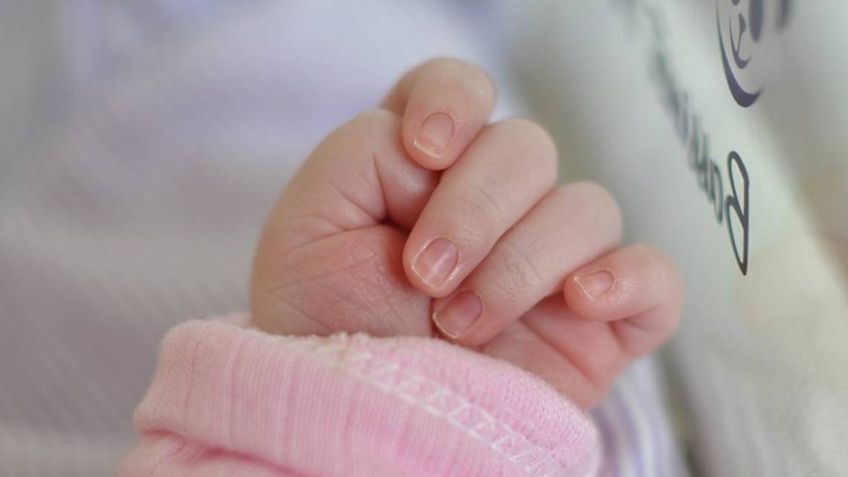 VIDEO: Sale a andar en bicicleta y encuentra a una bebé dentro de una bolsa de basura