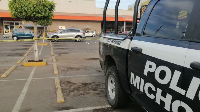 Sin piedad alguna, sicarios asesinan a balazos a una mujer en estacionamiento de centro comercial