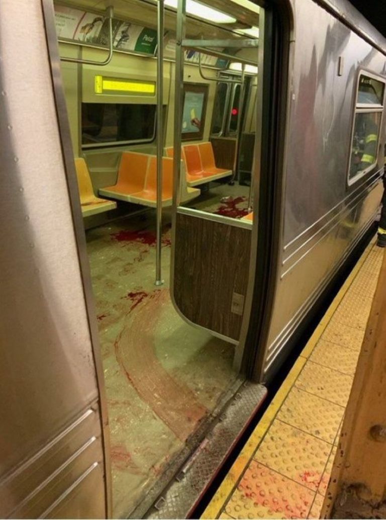 En la imagen, los estragos del tiroteo ocurrido en inmediaciones del Metro de Nueva York