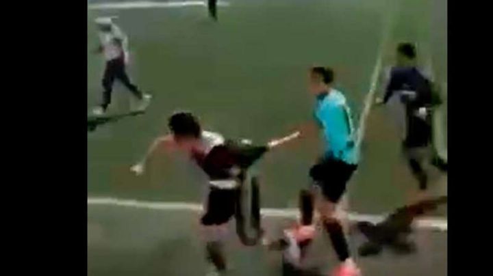 Violencia en el futbol: Previo a final de un partido, jugadores y espectadores tienen brutal pelea