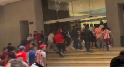 Aficionados de Chivas dañan hotel en la CDMX para reclamar a jugadores; directiva responde