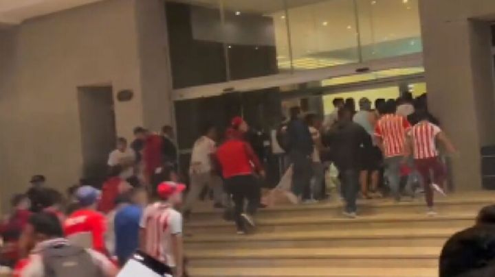 Aficionados de Chivas dañan hotel en la CDMX para reclamar a jugadores; directiva responde