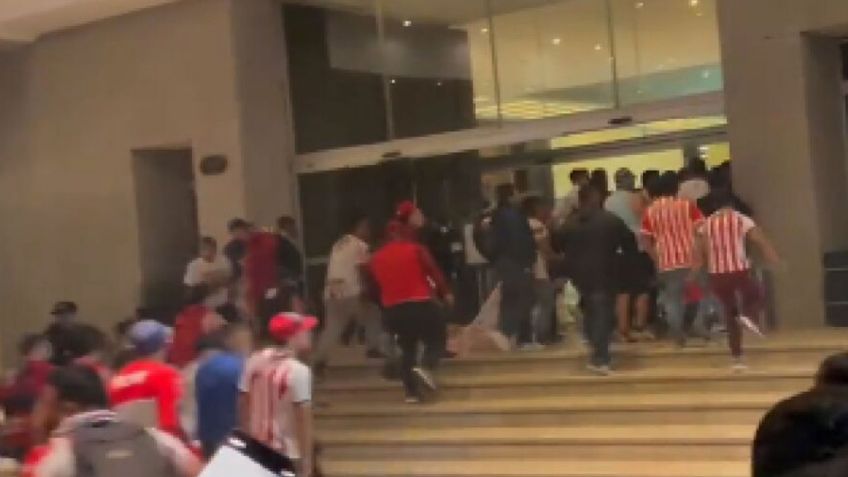Aficionados de Chivas dañan hotel en la CDMX para reclamar a jugadores; directiva responde