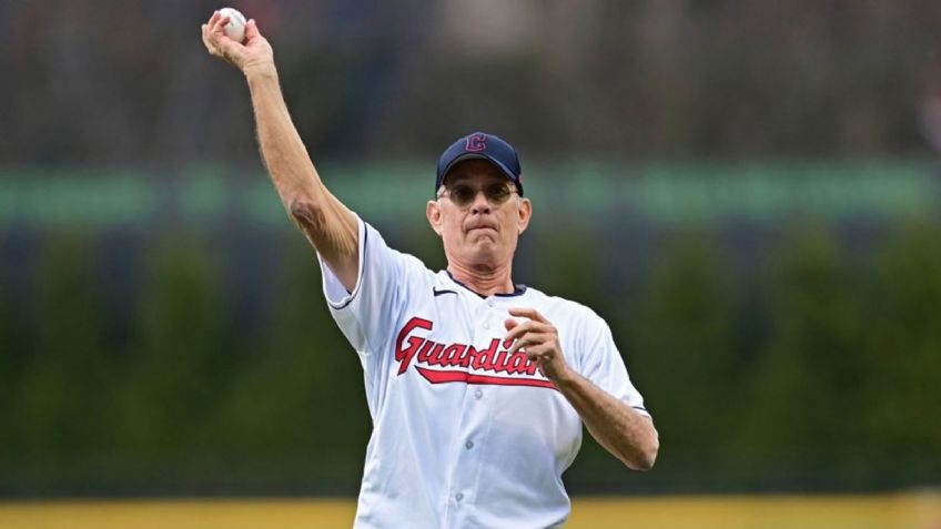 MLB: Tom Hanks y 'Wilson' sorprenden y lanzan la primera bola del juego de los Guardians