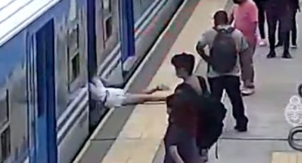 (VIDEO) Microinfarto: Mujer cae a las vías de un tren ante los ojos de los usuarios