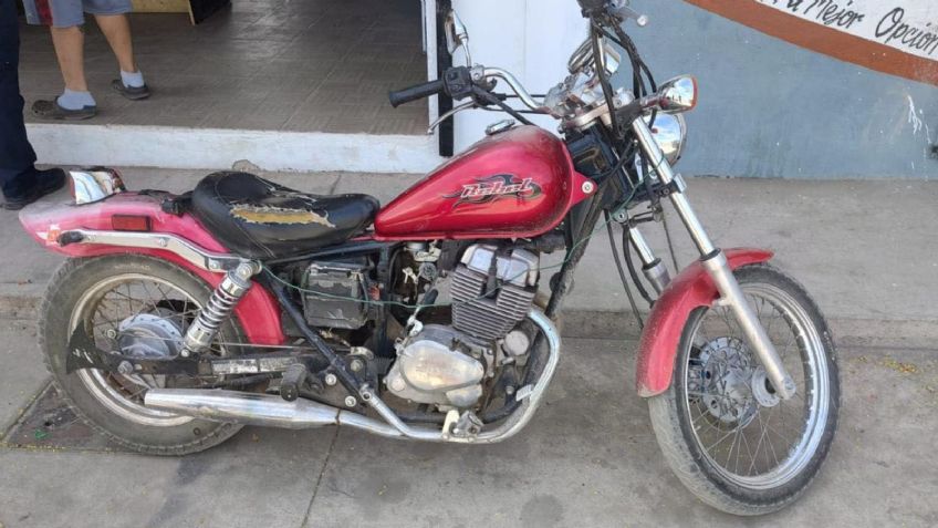 Hermosillo: Sorprenden a dos jóvenes a bordo de motocicleta con reporte de robo