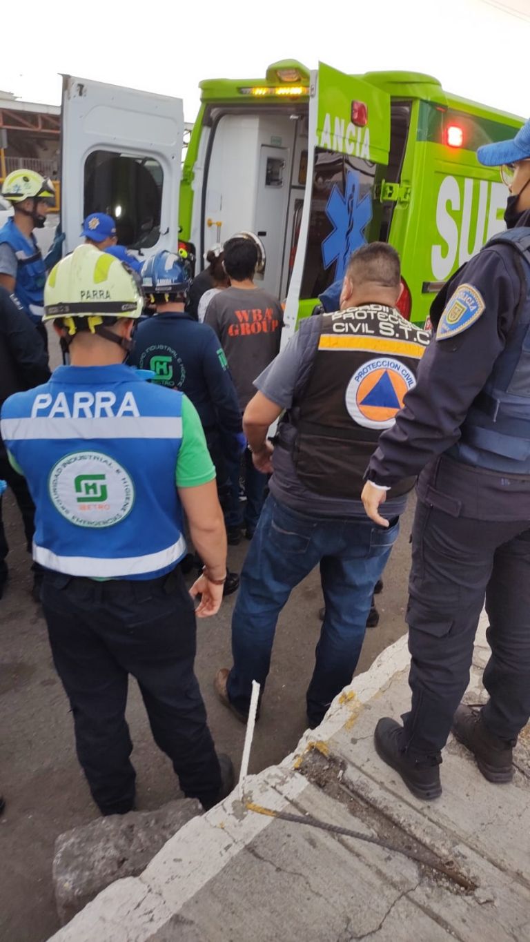 En la imagen, autoridades se movilizaron para socorrer al presunto agresor que intentó suicidarse