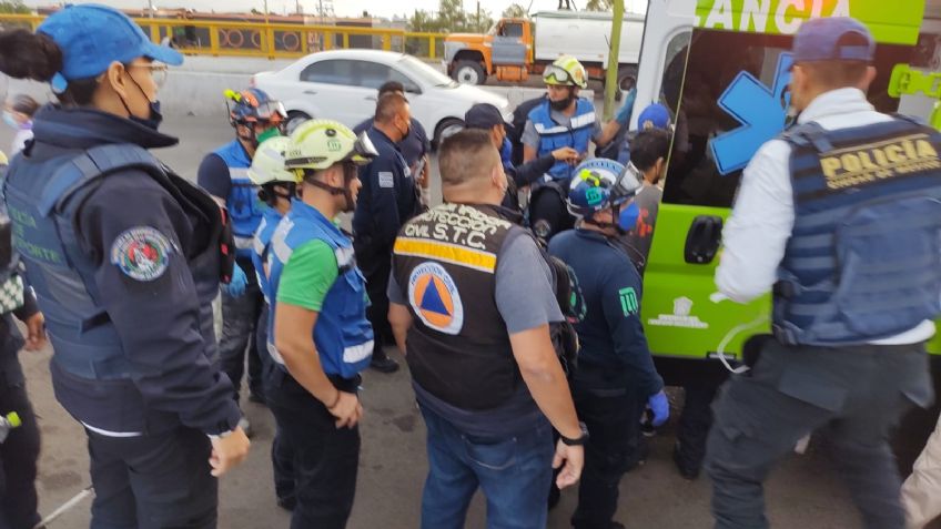Frente a pasajeros, sujeto intenta matarse en el Metro: Apuñaló a su pareja más de 20 veces