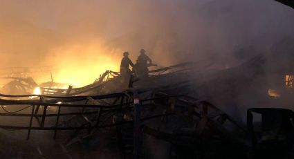 Terror en CDMX: A tempranas horas, voraz incendio en fábrica moviliza al cuerpo de Bomberos