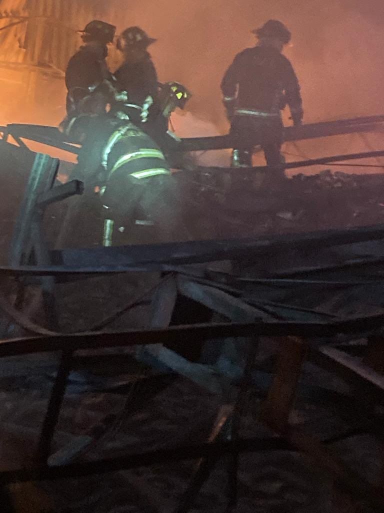 En la imagen, los Bomberos de la CDMX en labores para sofocar el incendio en la alcaldía Iztapalapa