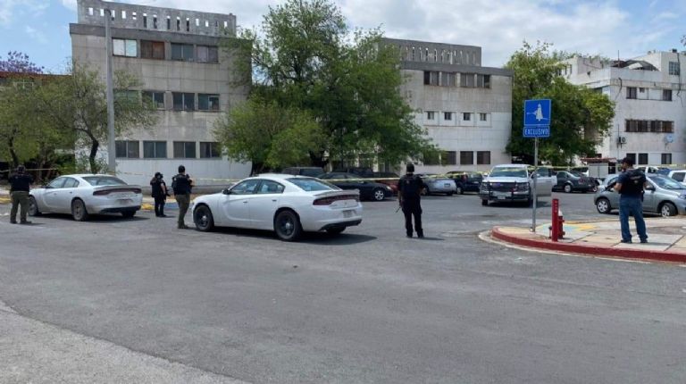 En la imagen, autoridades catean vivienda en Monterrey a fin de localizar objetos de Debanhi Escobar, joven desaparecida