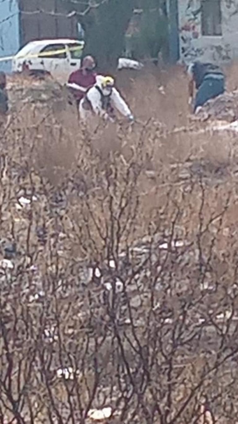 En la imagen, autoridades se movilizan para levantar el cuerpo del ahora occiso tirado en un terreno baldío de SLP