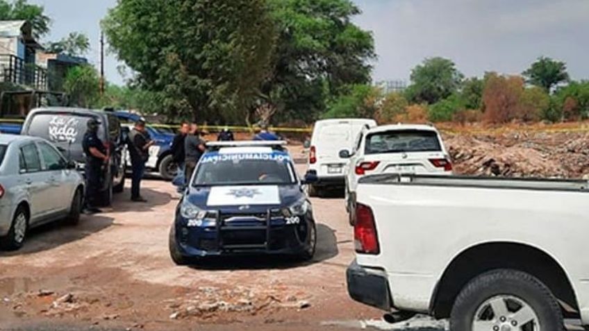 A tempranas horas, hallan 'encobijado' tirado en terreno baldío; lo habrían estrangulado