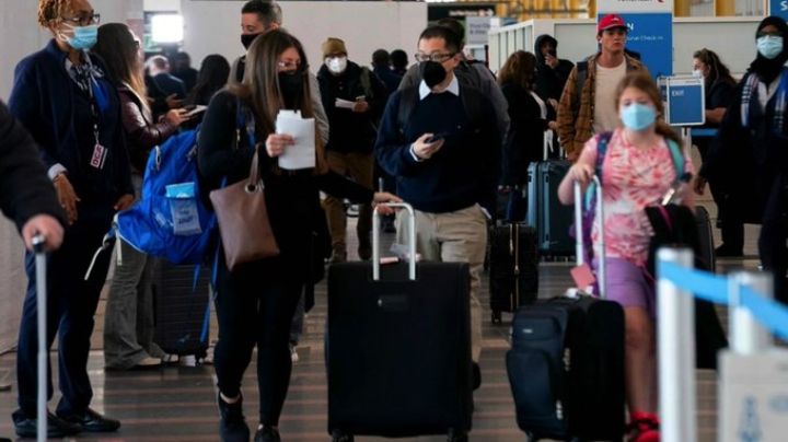 ¿Viajas a EU? Tarjeta de vacunación contra Covid-19 seguirá como requisito para ingresar