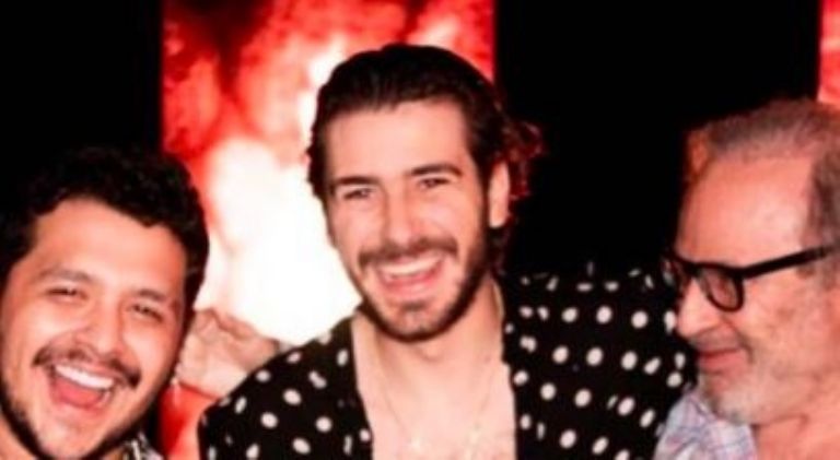 Foto de Christian Nodal con familia de Belinda