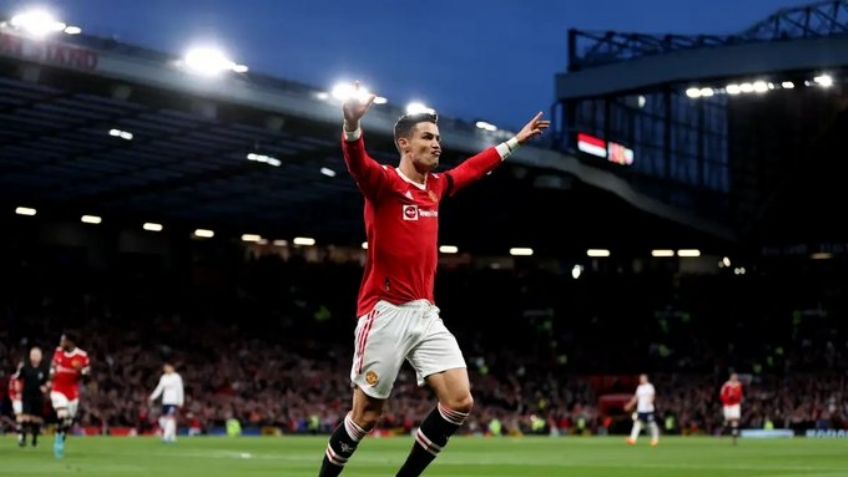 (VIDEO) Conmovedor: Cristiano Ronaldo reacciona al gesto de la afición tras la muerte de su hijo