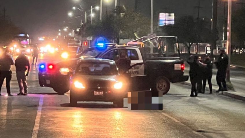 Sin mediar palabra alguna, sicarios bajan a joven de su auto y lo asesinan a balazos