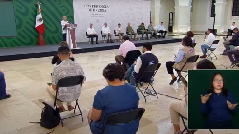 En la imagen, el presidente AMLO informa que la FGR podría atraer el caso de Debanhi Escobar