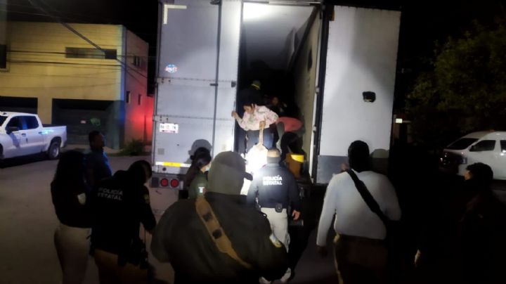 Hacinados en un tráiler, autoridades hallan a más de 90 migrantes; 19 son menores de edad