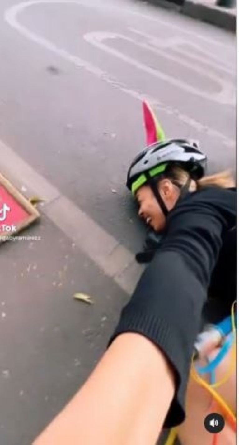 Gaby Ramírez cae el piso mientras manejaba scooter